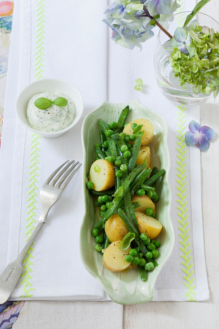 Lauwarmer Kartoffelsalat mit grünen Bohnen und Erbsen