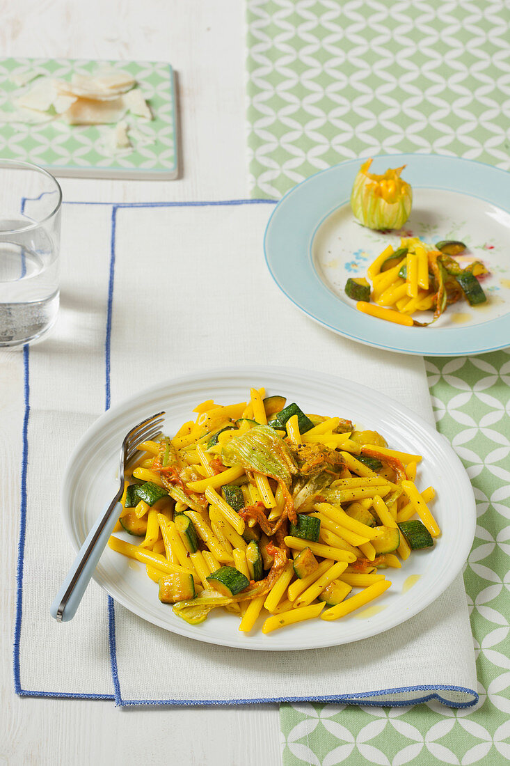 Penne mit Zucchini, Zucchiniblüten, Safran und Curry