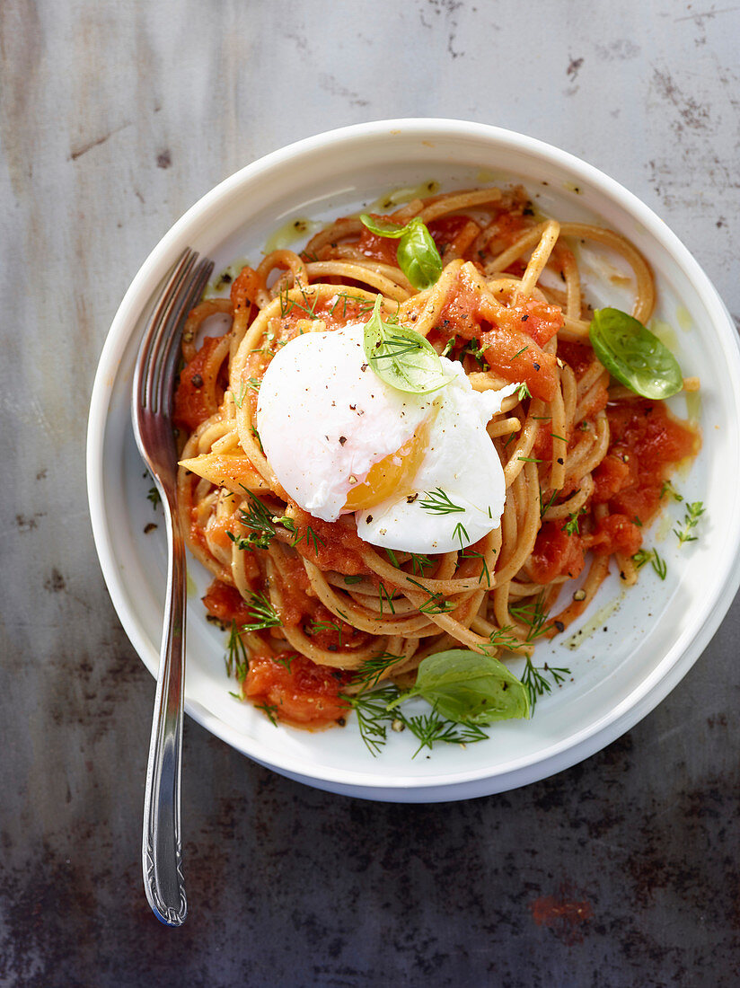 In Tomatensauce gekochte Kamutspaghetti mit pochiertem Ei