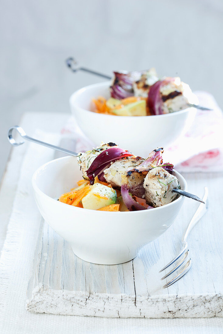 Joghurt-Hähnchen am Spiess auf Möhren-Avocado-Salat