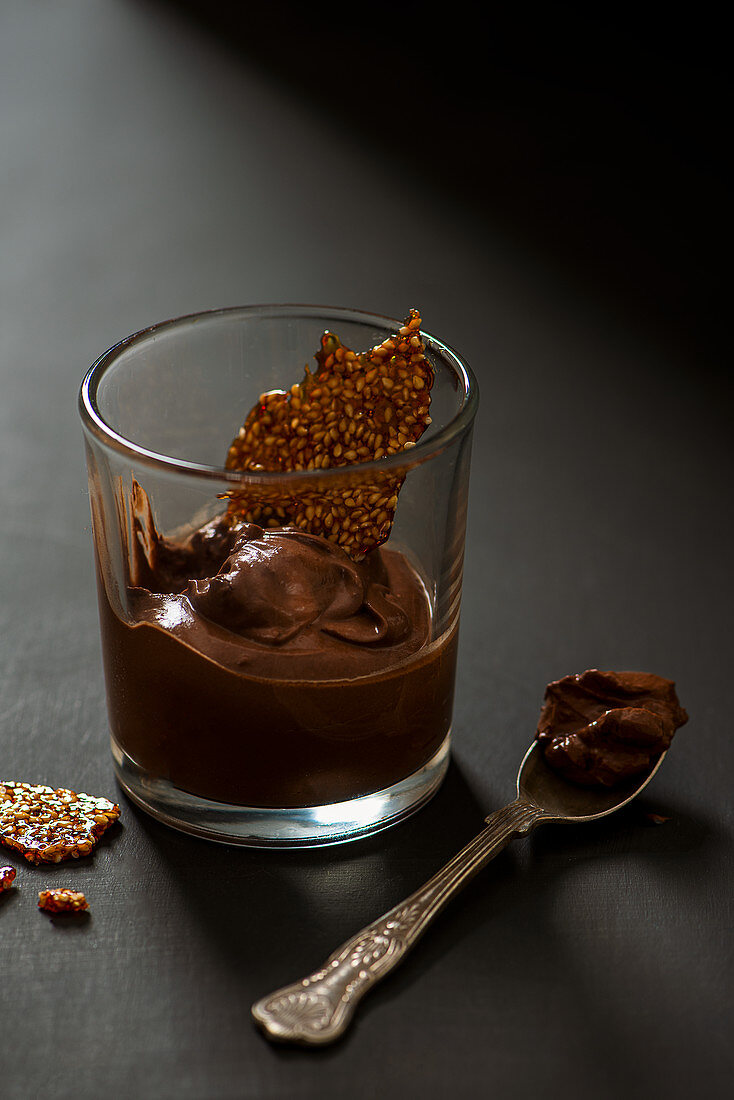 Seidentofu-Schokoladen-Mousse mit Sesamkrokant