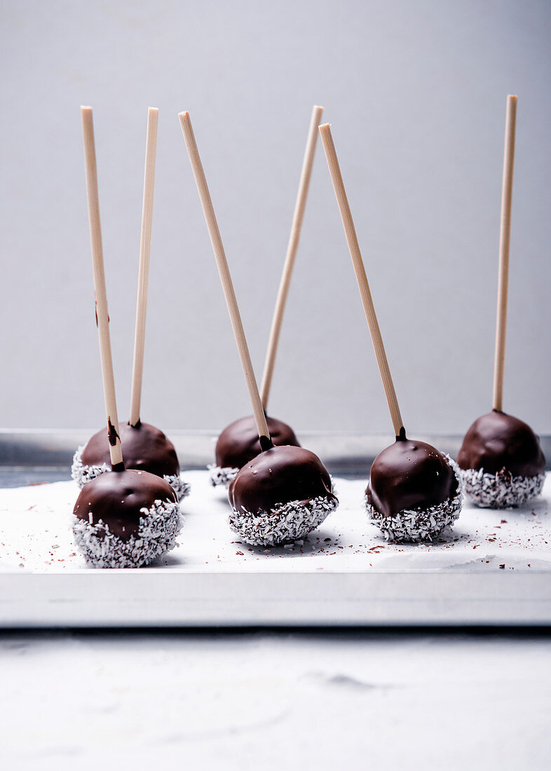 Vegane Cakepops mit Reismilchschokolade und Kokosraspeln