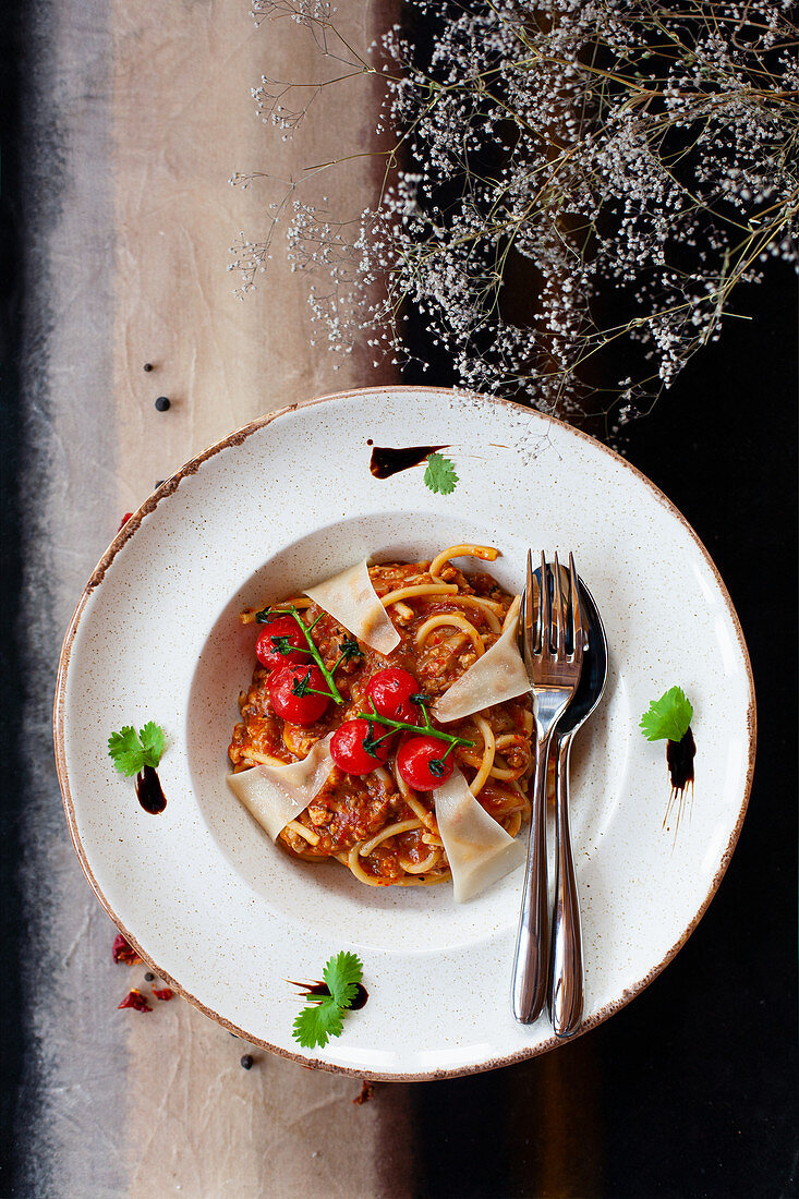 Spaghetti mit Tomatensauce und Parmesan