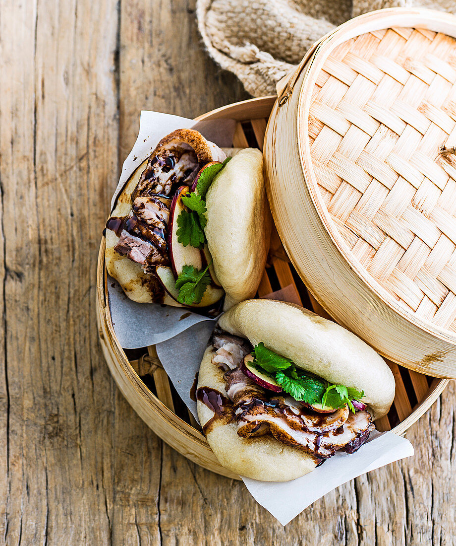 Bao Buns mit Schweinefleisch und eingelegten Äpfeln