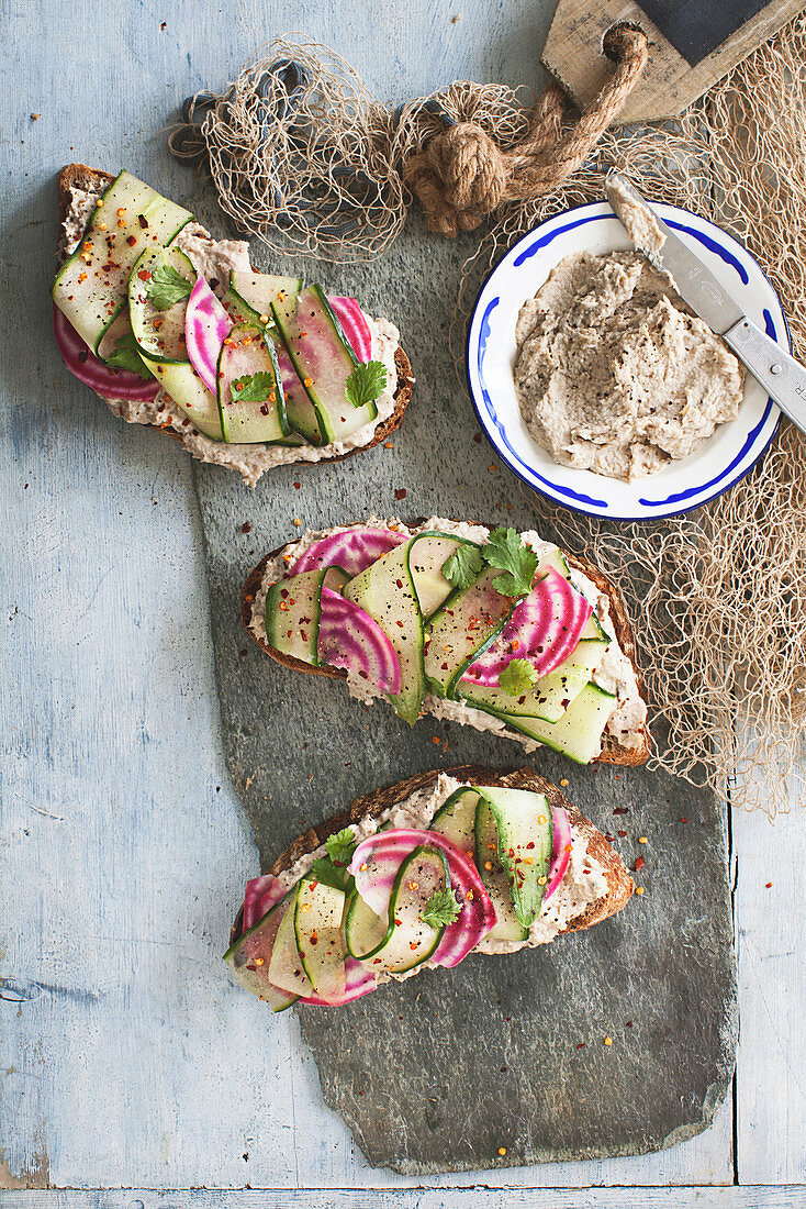 Smoked mackerel pâté with cucumber and pickled beetroot