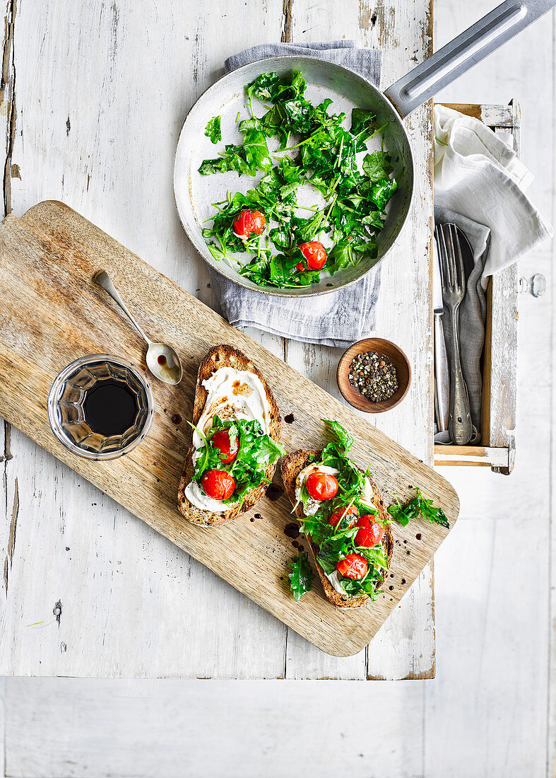 Ricotta-Toast mit Grünkohl und Kirschtomaten