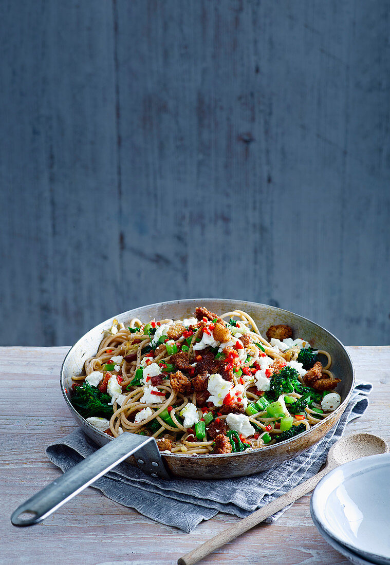 Dinkelspaghetti mit Chili, Purple Sprouting Brokkoli und Pancetta