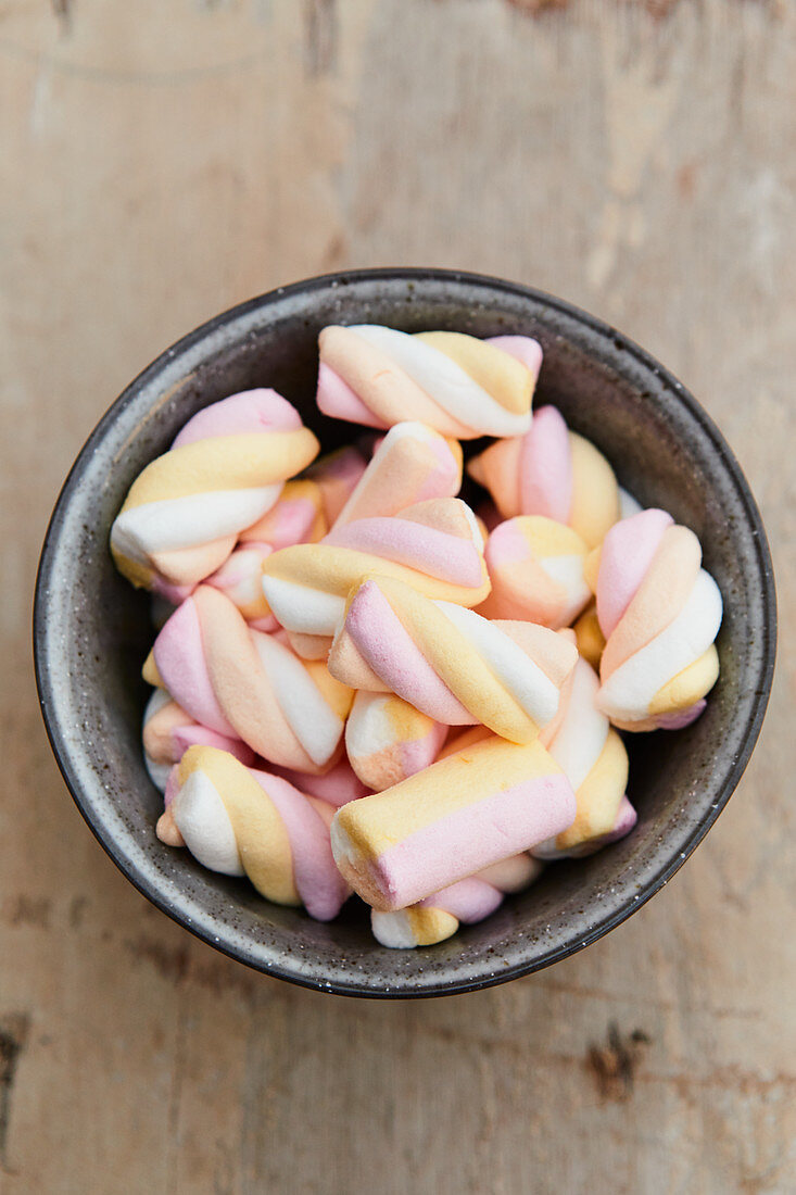 Marshmallows in a ceramic bowl