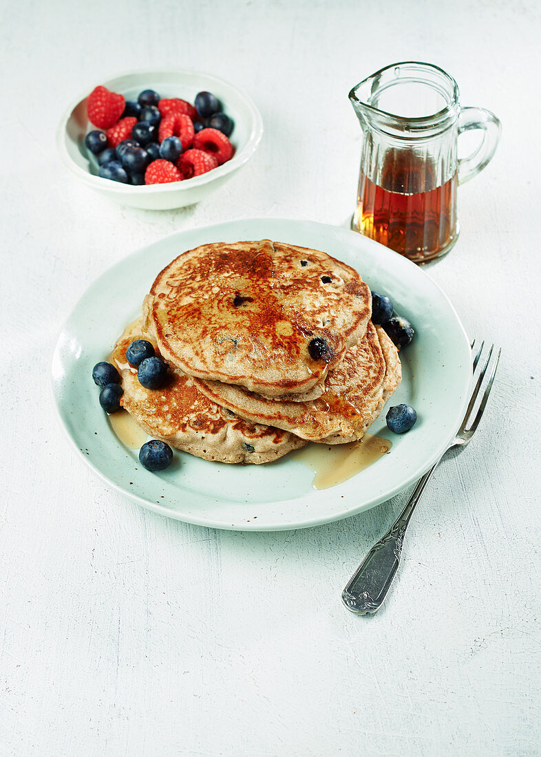 Buchweizen-Bananen-Pancakes mit Heidelbeeren und Ahornsirup