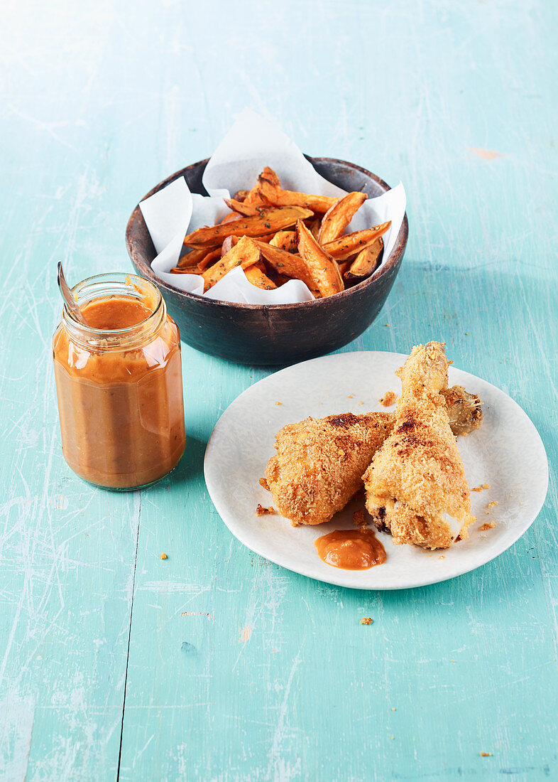 Knusprig gebackenes Hähnchen mit Rosmarin-Süsskartoffeln und Ketchup