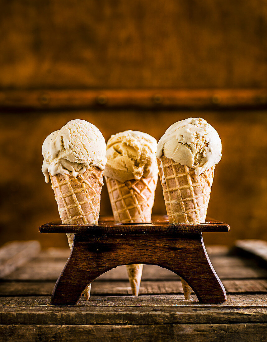 Brown Butter Eiscreme in Waffeltüten