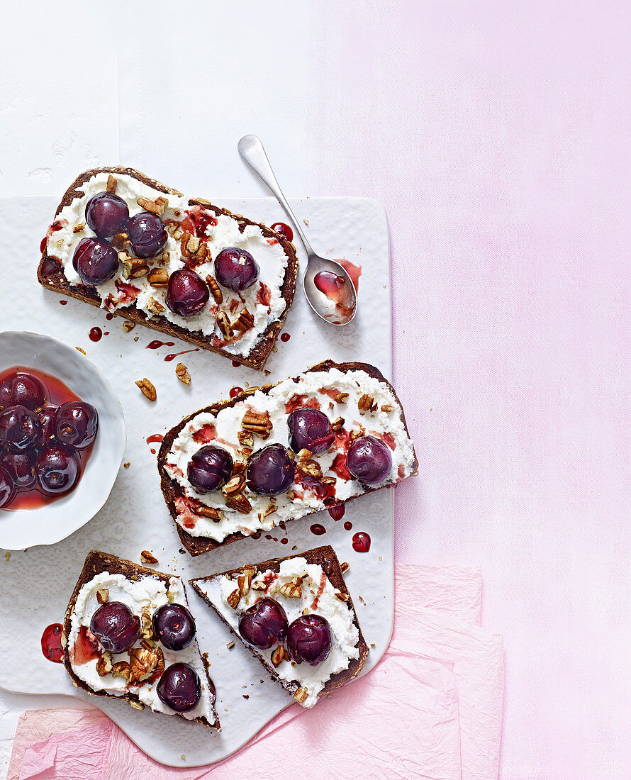 Toast mit Ziegenquark, eingelegten Kirschen und Pekannüssen