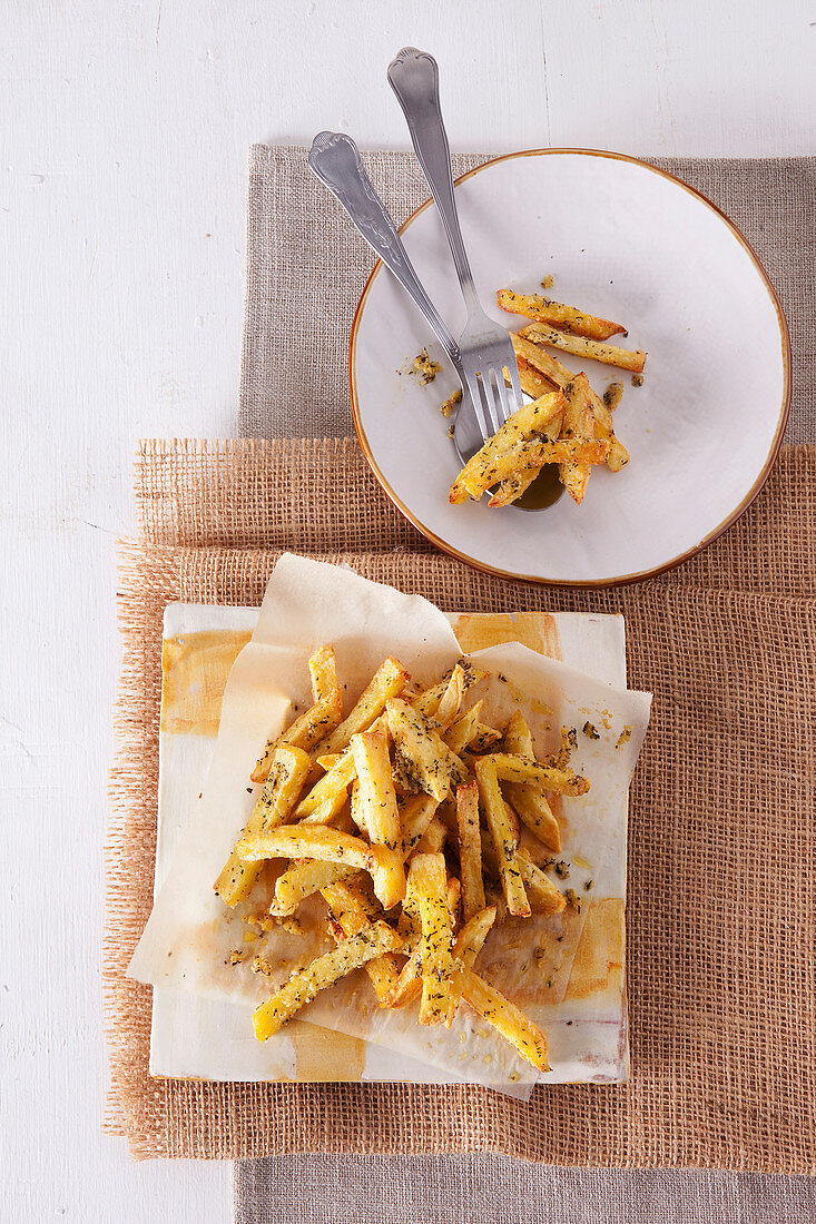 Pommes frites mit Parmesan und Knoblauchsalz