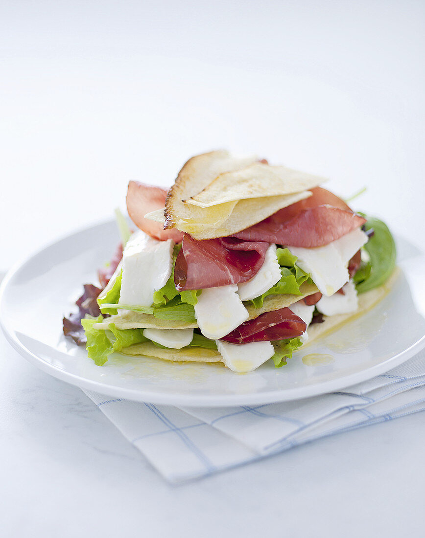 Fladenbrot-Millefeuille mit Primosale, Bresaola und Pflücksalat