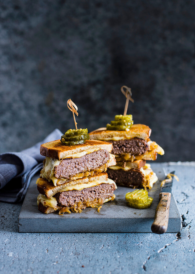 Patty Melt Sandwich mit Käse und karamellisierten Zwiebeln (England)
