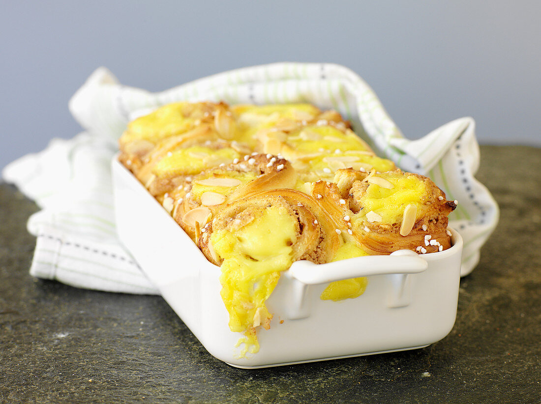 Schwedischer Butterkaka - Zimtschneckenkuchen, gefüllt mit Mandelpaste und Vanillepudding