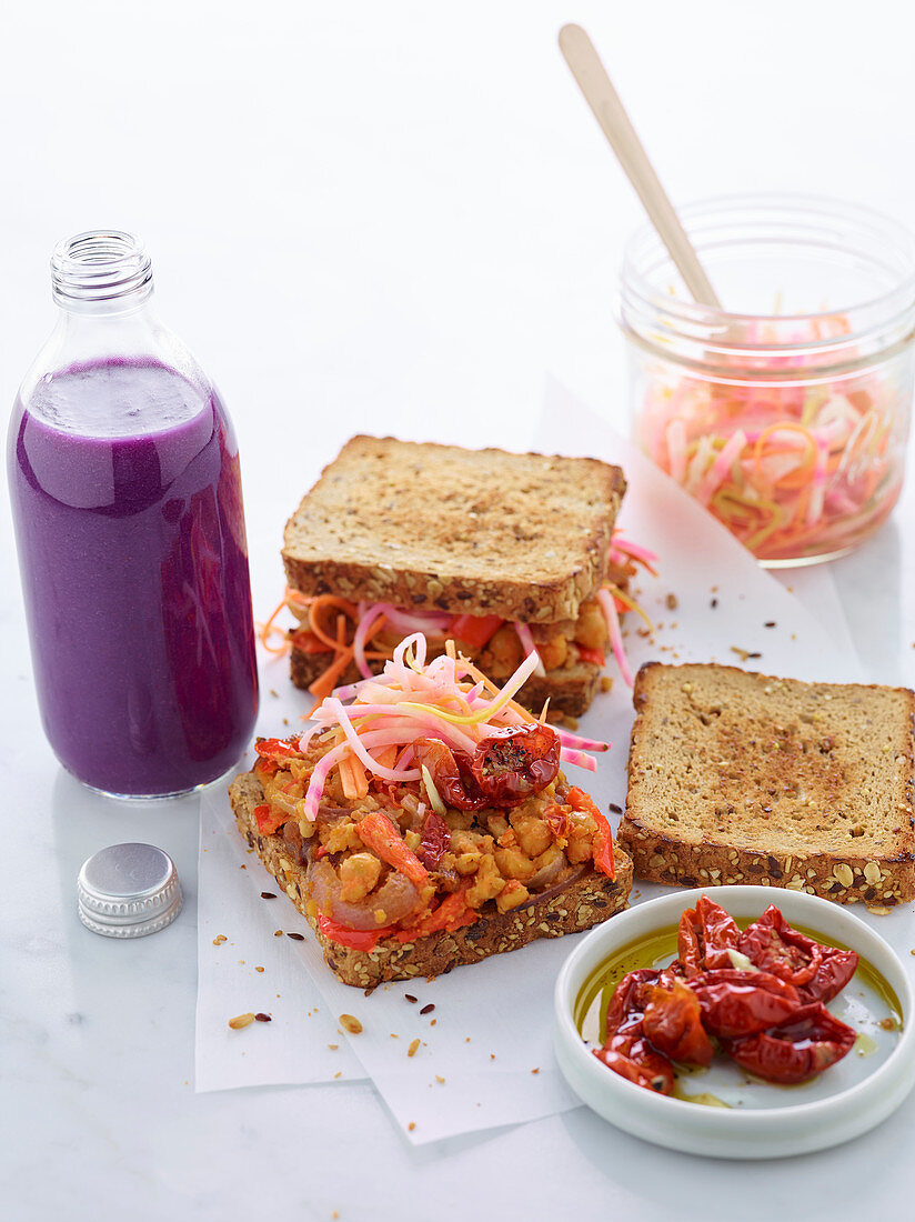 Vollkornsandwich mit Tahini, Kichererbsen und mariniertem Gemüse