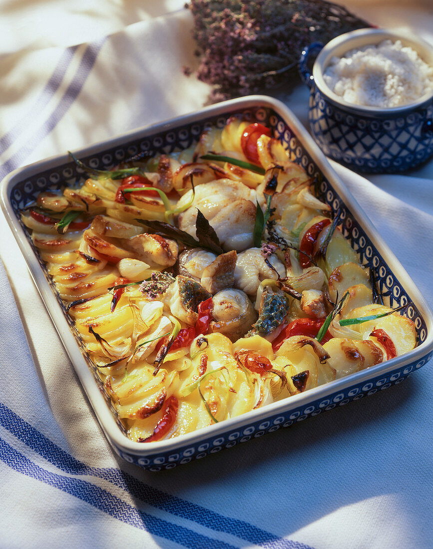 Fischauflauf mit Kartoffeln, Tomaten und Kräutern