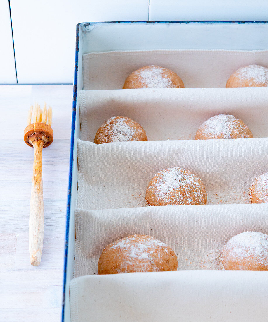 Frisch gebackene Brötchen auf Bäckerleinen