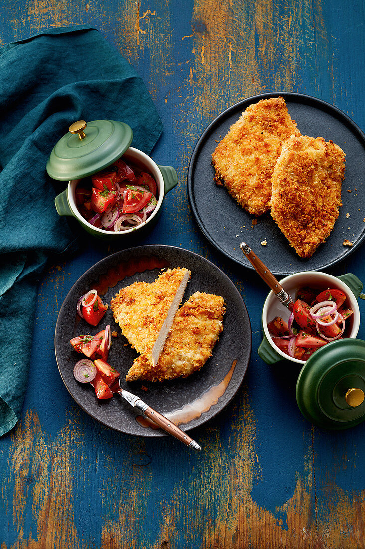 Knusper-Backofen-Schnitzel mit Tomatensalat