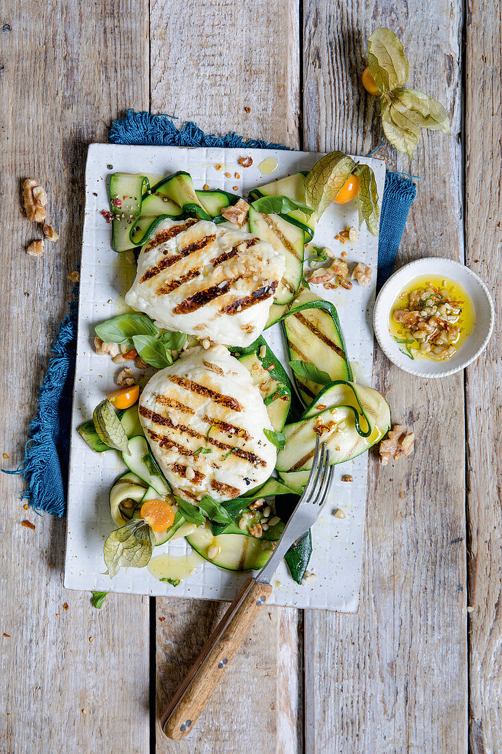 Halloumi mit Grillzucchini und Nussöl (Keto-Küche)