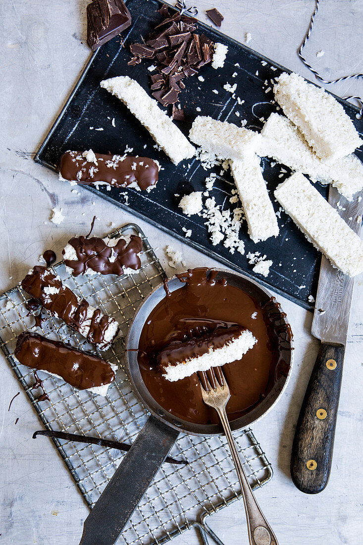 Coconut bars with dark chocolate and vanilla (keto cuisine)