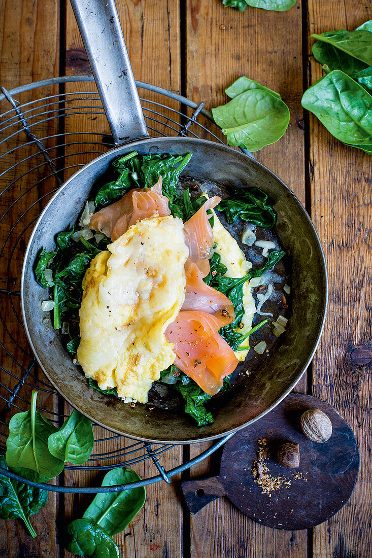 Omelett mit Spinat und Lachs (Keto-Küche)