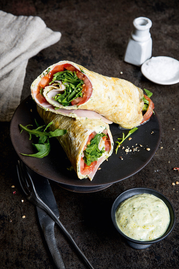 Schinken-Wraps mit Pesto-Creme, Rucola und Tomaten (Keto-Küche)