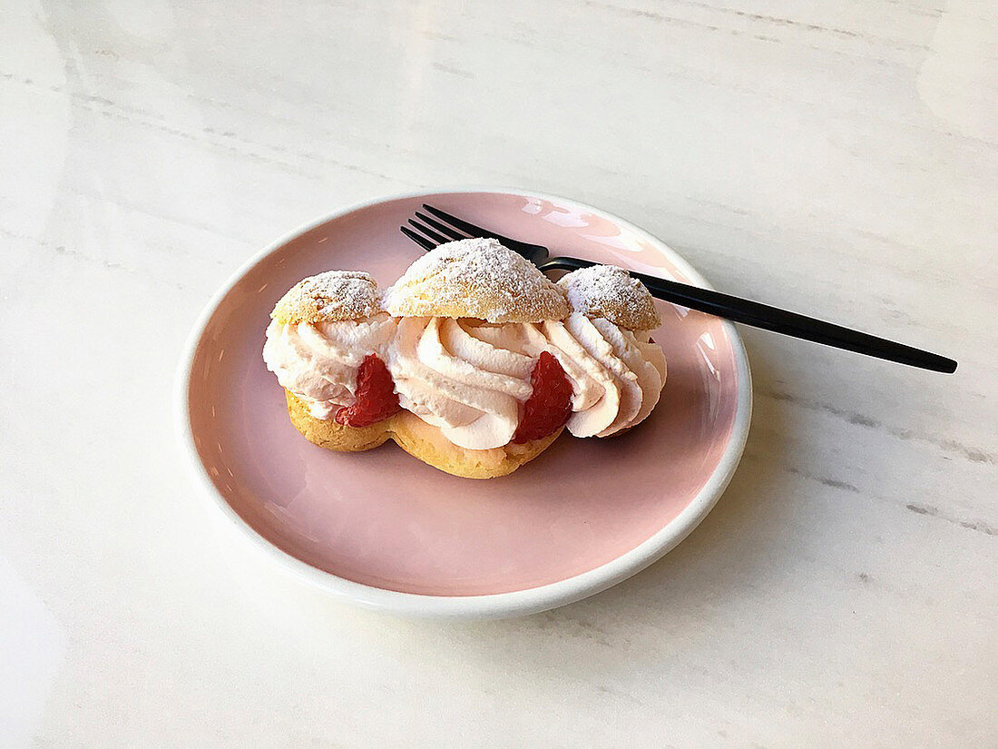 Rose-scented eclair with fresh raspberries