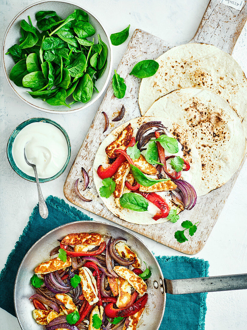 Fajitas mit Halloumi, Paprika und Zwiebeln