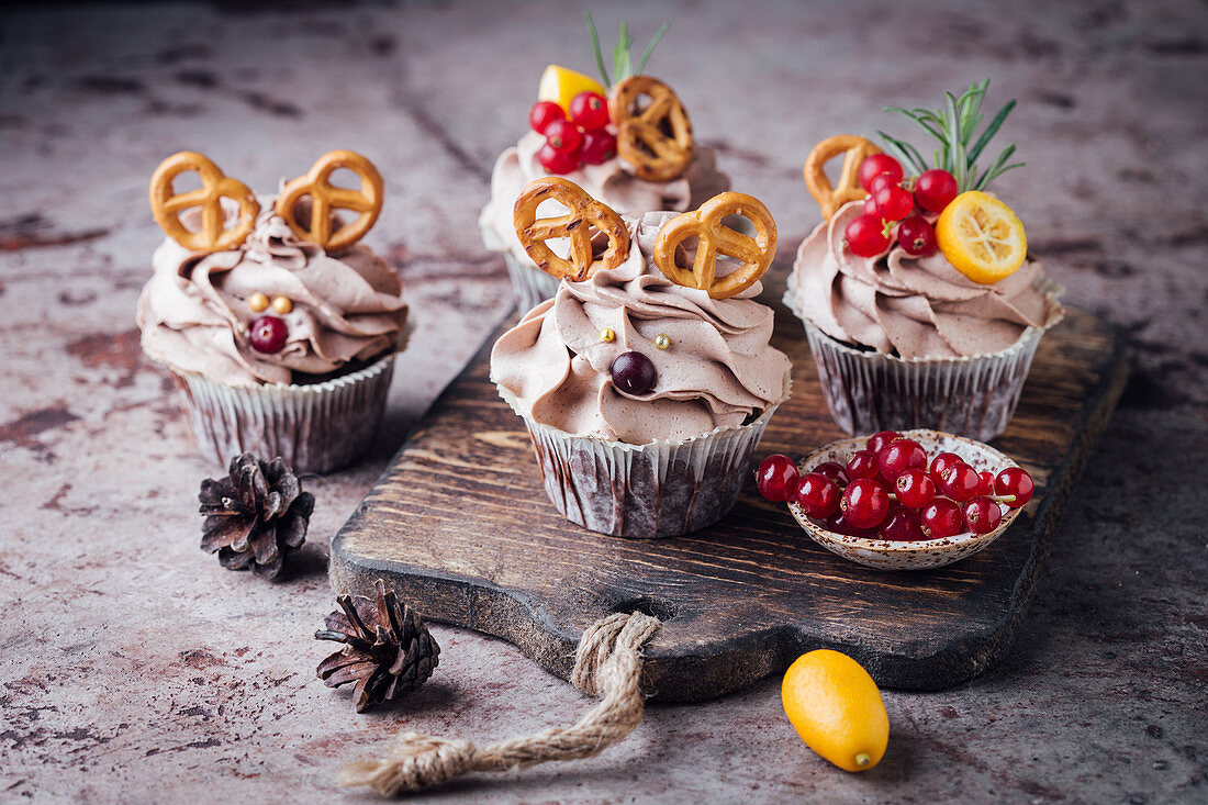 Cupcakes mit Minibrezeln und Johannisbeeren verziert