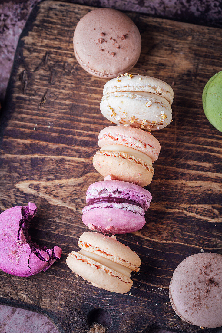 Bunte Macarons auf Holzuntergrund