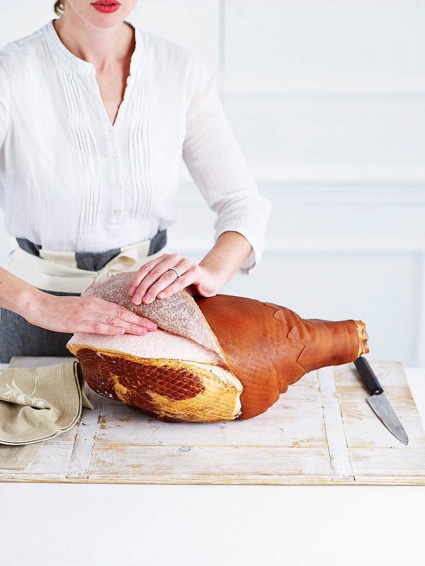 Preparation Baked Cherry Ham: pulling the rind