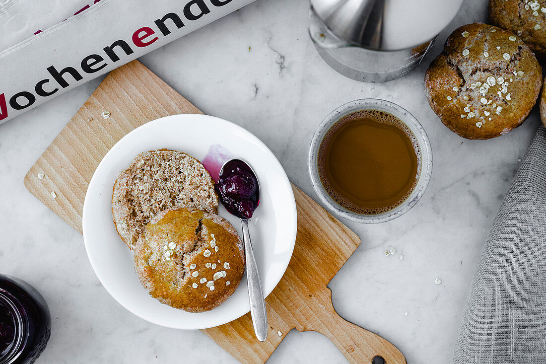 Wochenend-Frühstück mit Scones, Marmelade und French Press Kaffee