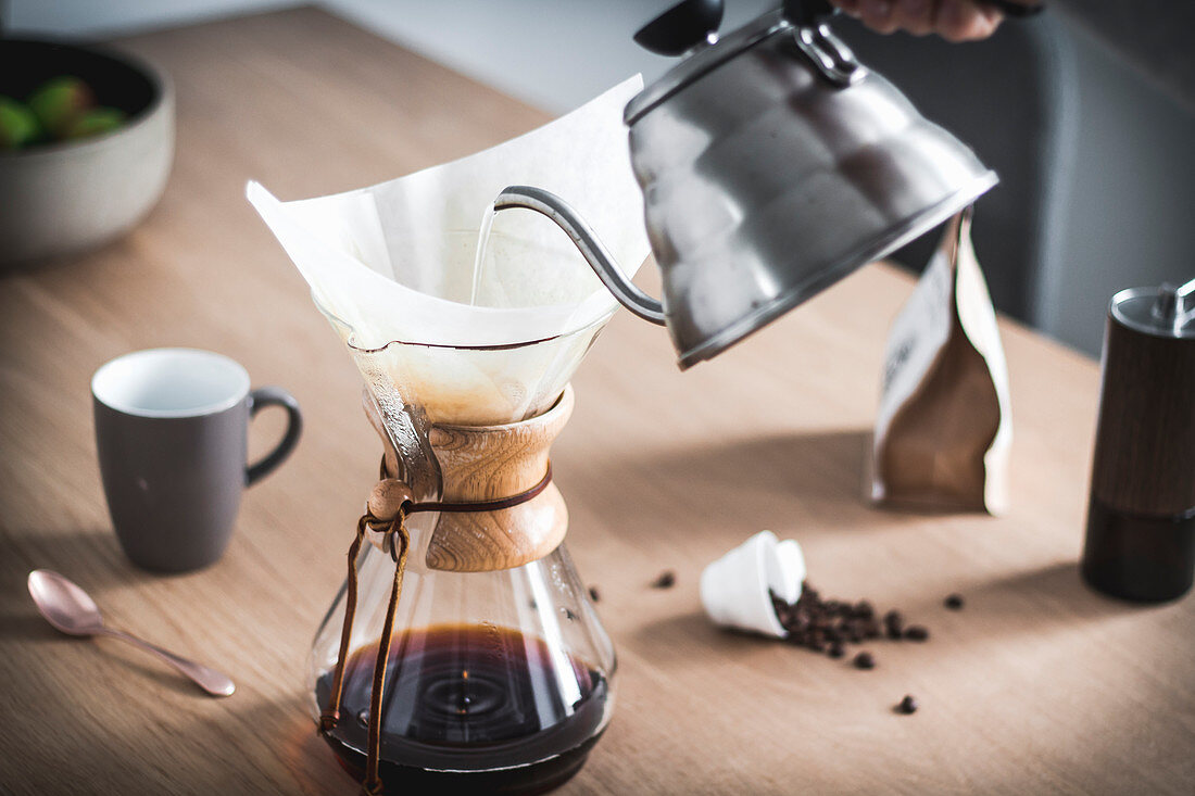 Brewing coffee with a Chemex carafe