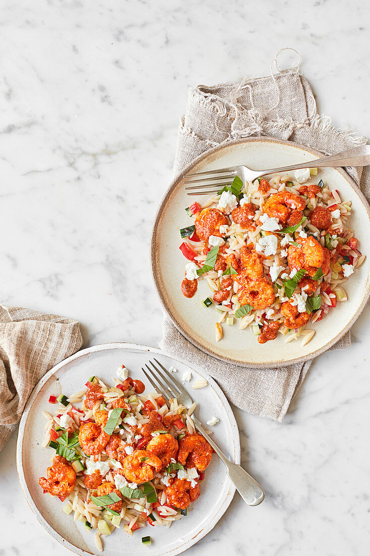 Orzosalat mit Feta, Oliven und Riesengarnelen