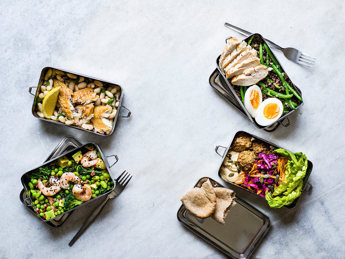 Verschiedene Salate für die Lunchbox