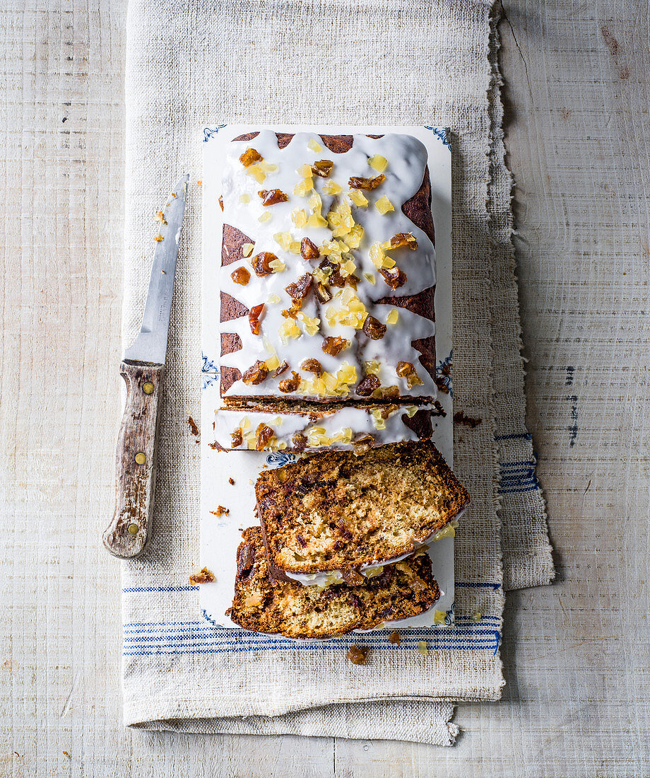 Teekuchen mit Datteln und kandiertem Ingwer