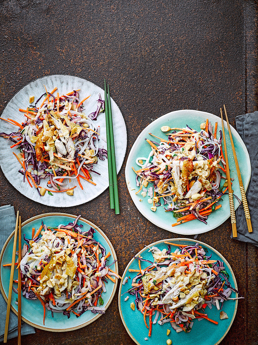 Nudelsalate mit Sate-Hähnchen und Gemüse (Asien)