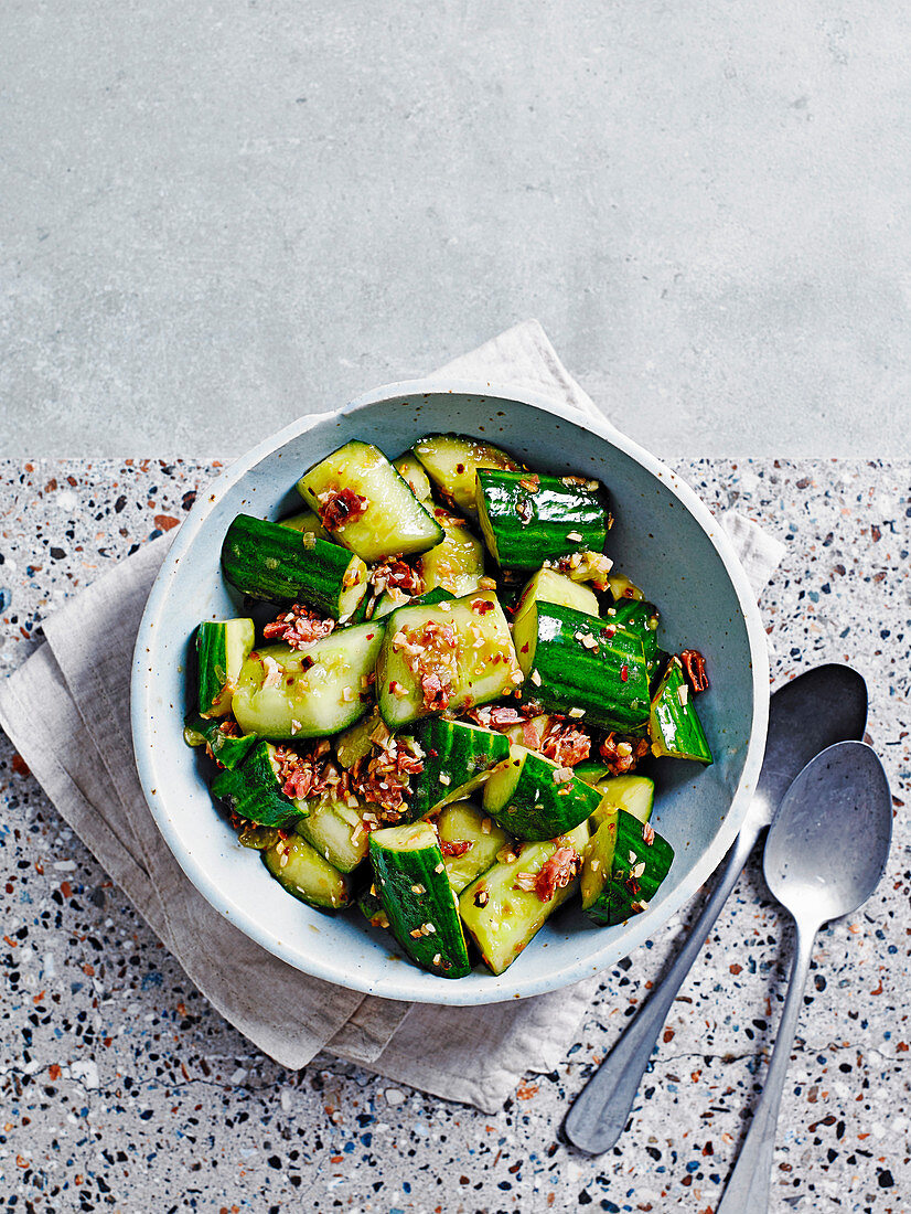 Gurkensalat mit würzigem Prosciutto-Chili-Dressing