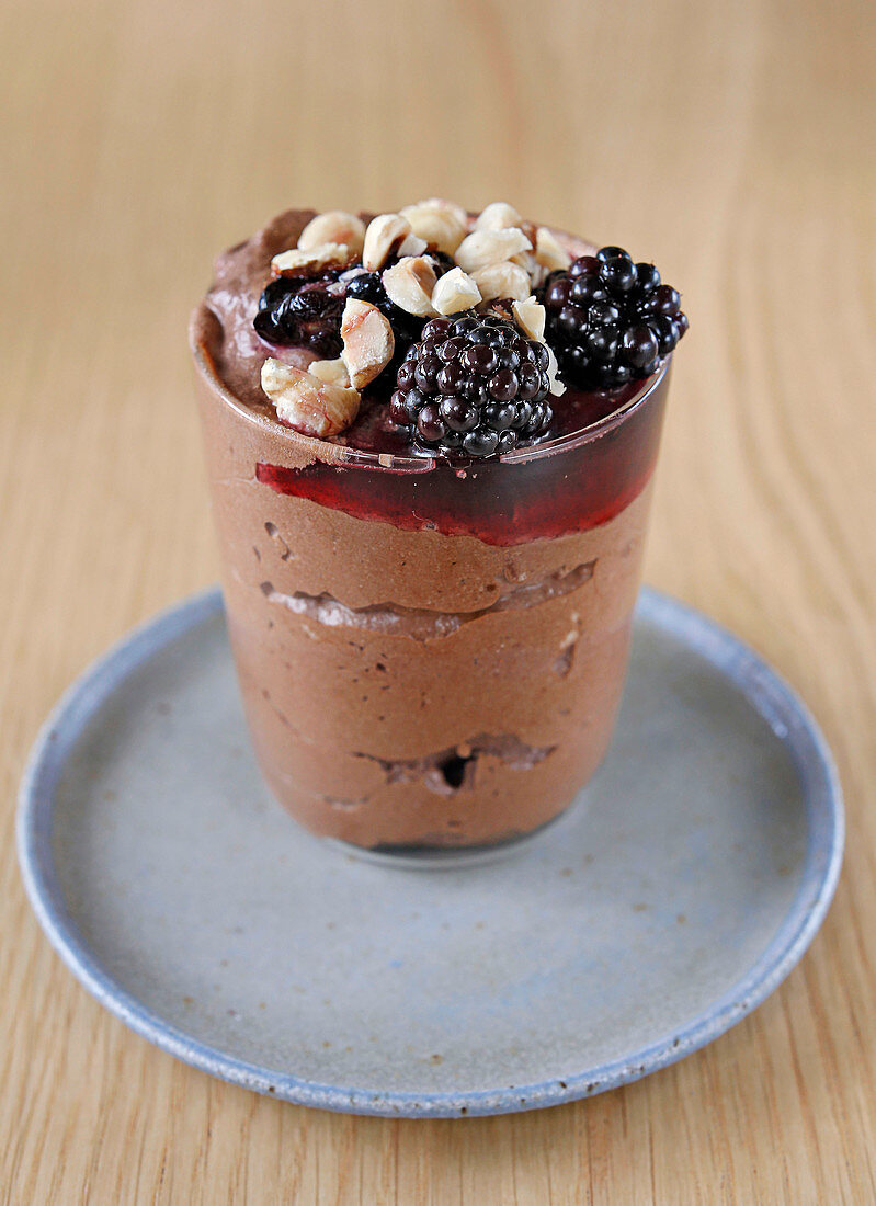 Dunkles Schokoladenmousse mit Brombeeren und Nüssen