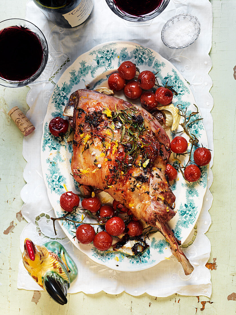 Easter ovenbaked lamb with tomatoes and fennel