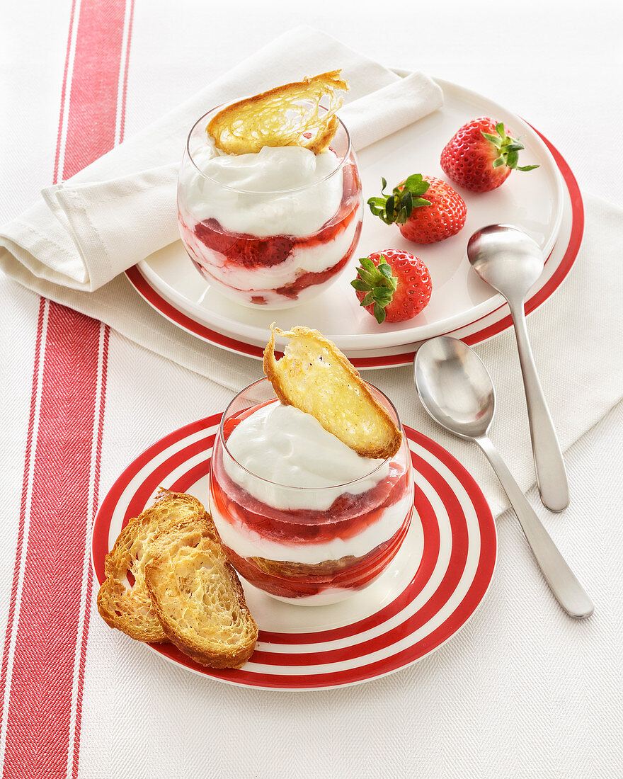 Erdbeer-Joghurt-Dessert mit Röst-Croissant