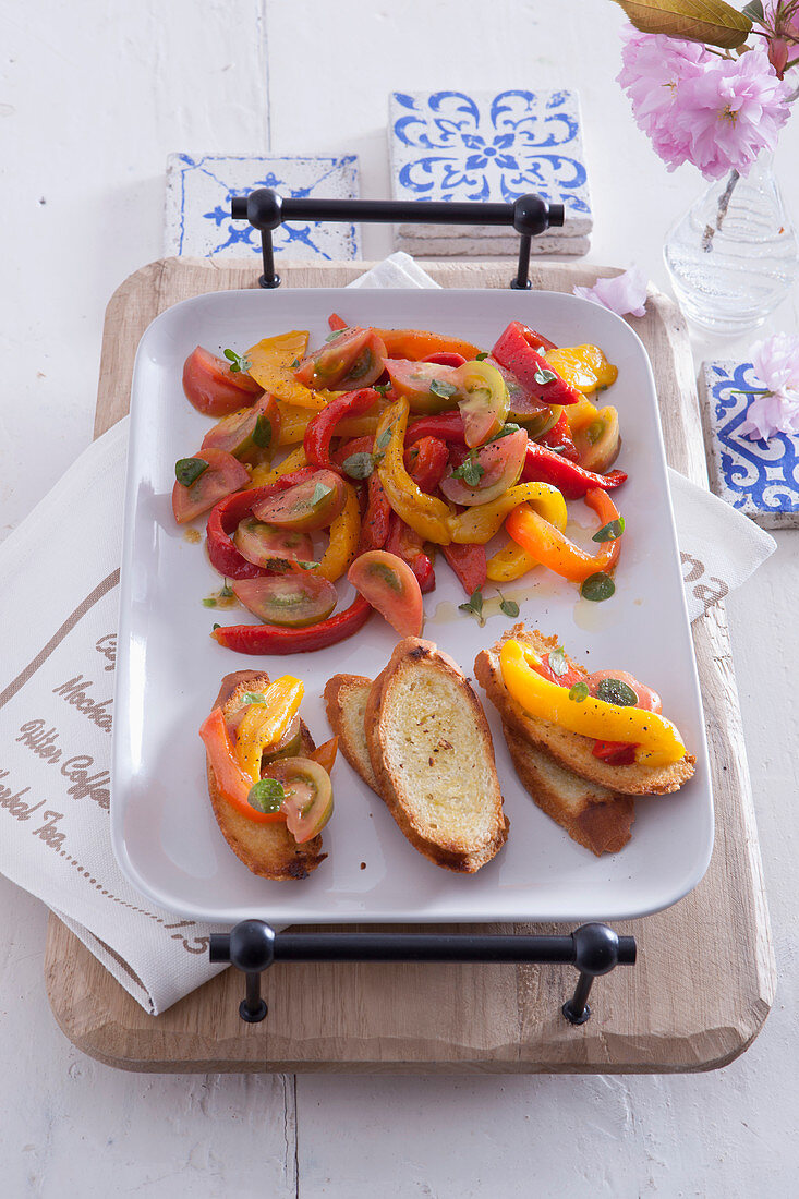 Crostini mit Paprika-Tomaten-Salat