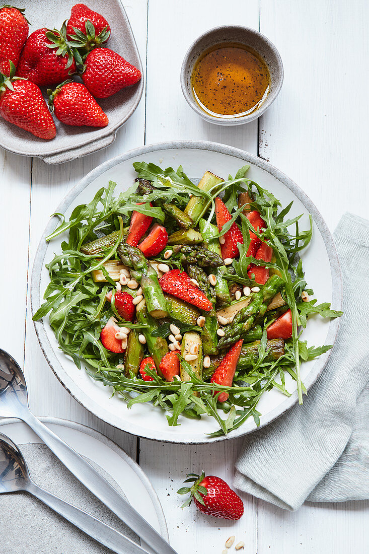 Erdbeer-Spargel-Salat mit Rucola