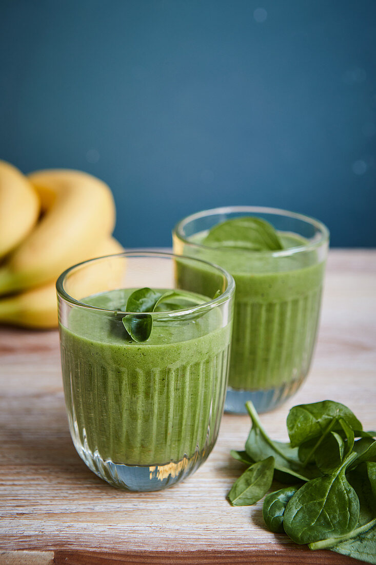 Grüner Smoothie mit Banane und Spinat