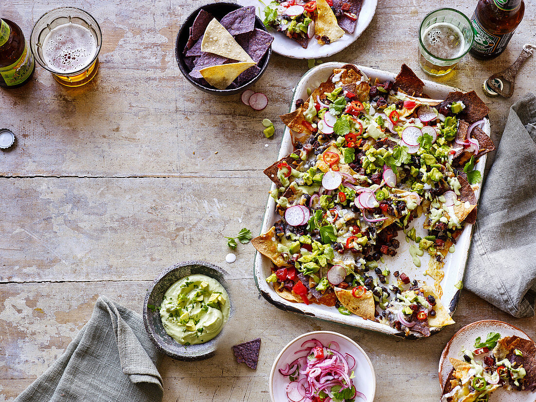 Nachos mit Chorizo und cremiger Guacamole