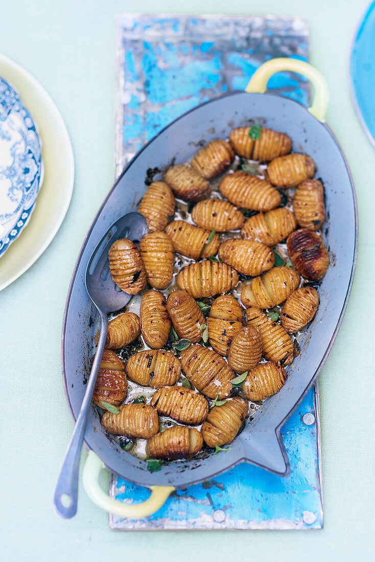 Hasselback-Kartoffeln mit Oregano