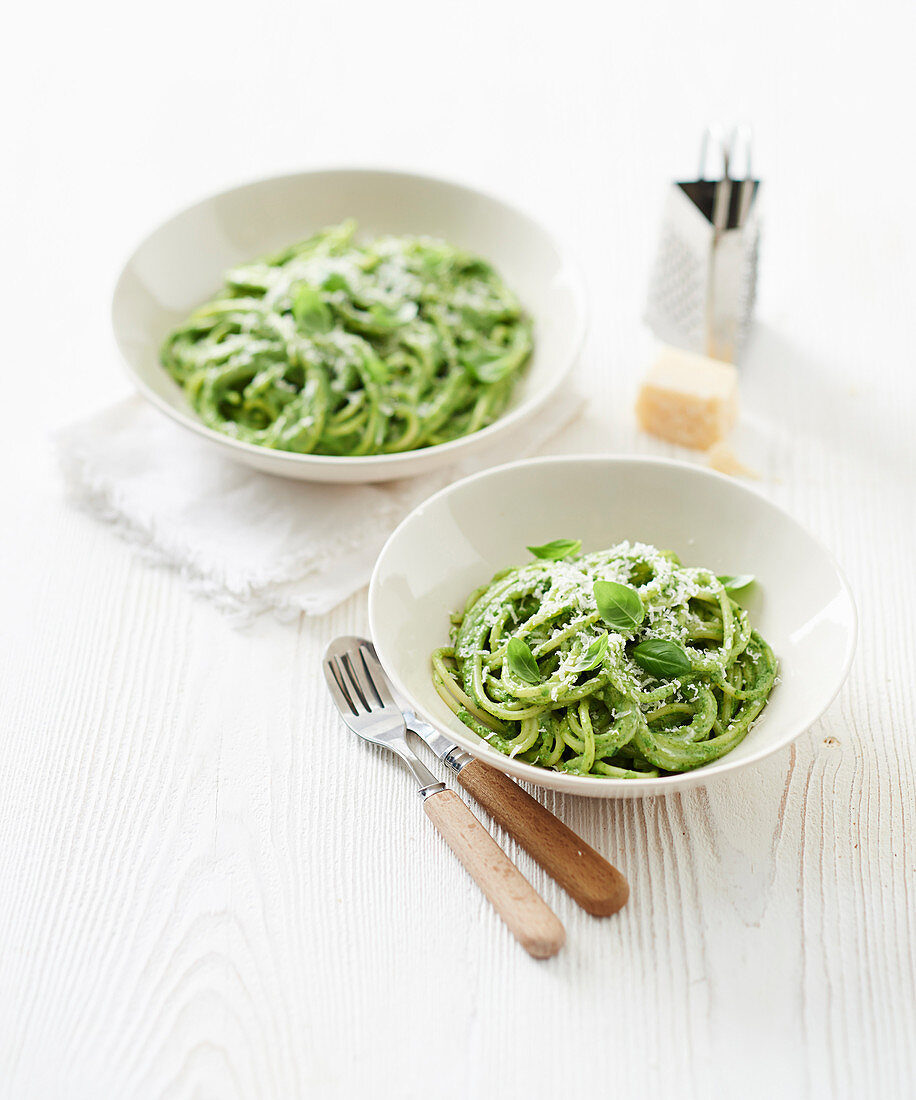 Grüne Spaghetti mit Basilikum und Parmesan