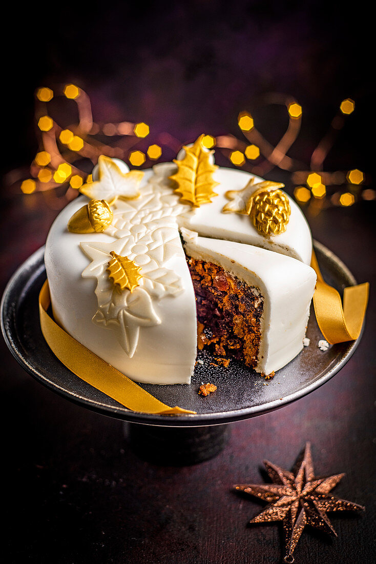 Christmas Cake mit weißem Fondant-Überzug